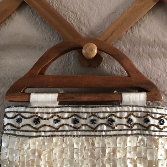 Shell Detailed Handbag w/ Wood Handles - Picture 5 of 7